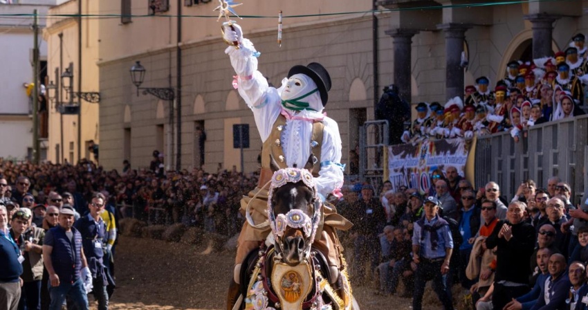 Una discesa veloce e composta, il centro e il boato della folla. Su Componidori Salvatore Aru centra subito la stella Una discesa veloce e composta, il centro e il boato della folla. Su Componidori Salvatore Aru centra subito la stella