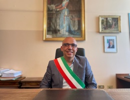 il sindaco sanna nell'ufficio del sindaco il sindaco sanna nell'ufficio del sindaco