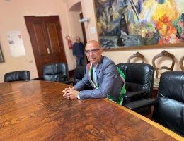 il sindaco sanna nella sala giunta durante l'incontro con i giornalisti il sindaco sanna nella sala giunta durante l'incontro con i giornalisti