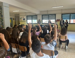 La cerimonia con i 90 alunni dell’istituto di viale Diaz La cerimonia con i 90 alunni dell’istituto di viale Diaz