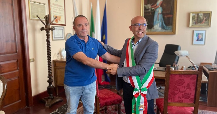 lo scambio della fascia tricolore tra andrea lutzu e massimiliano sanna lo scambio della fascia tricolore tra andrea lutzu e massimiliano sanna